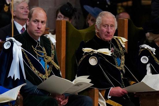 Hoàng tử William thu tiền thuê nhà của Vua Charles