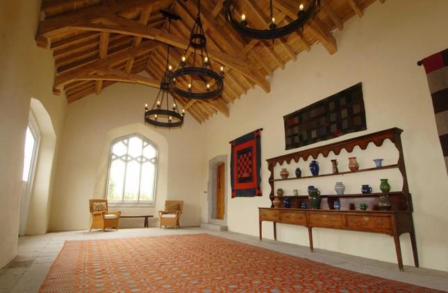 Hoàng tử William thu tiền thuê nhà của Vua Charles-4