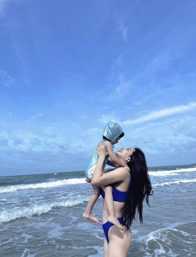2 năm sau ồn ào với Jack, Thiên An lần đầu khoe body mướt mắt với con gái trên biển-2
