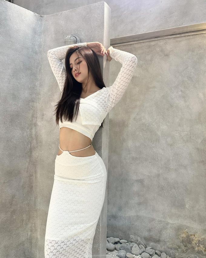 2 năm sau ồn ào với Jack, Thiên An lần đầu khoe body mướt mắt với con gái trên biển-4