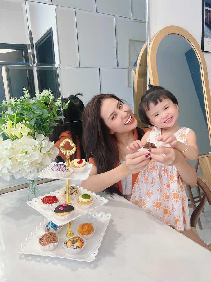 2 năm sau ồn ào với Jack, Thiên An lần đầu khoe body mướt mắt với con gái trên biển-7