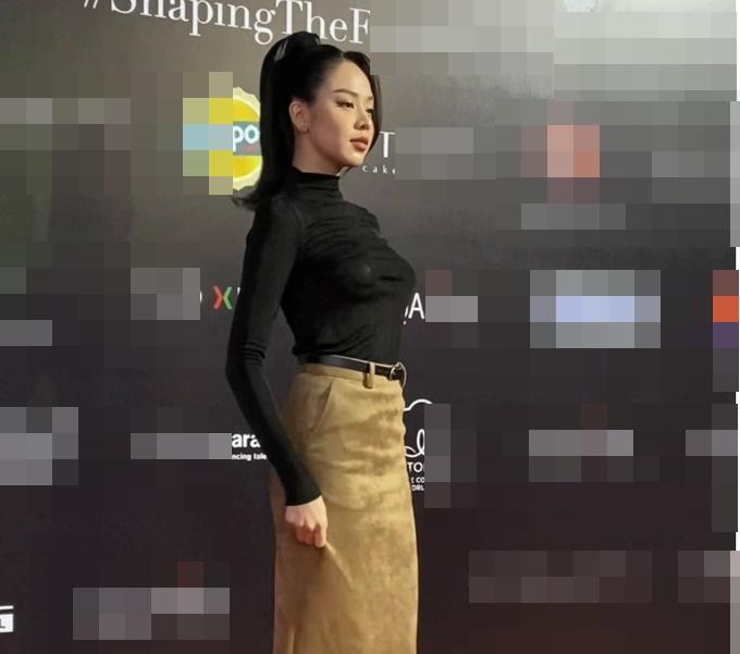 Hoa hậu Thanh Thuỷ mặc kín nhưng vẫn gặp sự cố đỏ mặt trong sự kiện-3