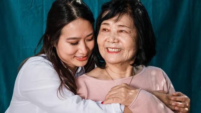 Độc lạ giới trẻ Trung Quốc: Bỏ việc, về quê trò chuyện với bố mẹ để có tiền-1