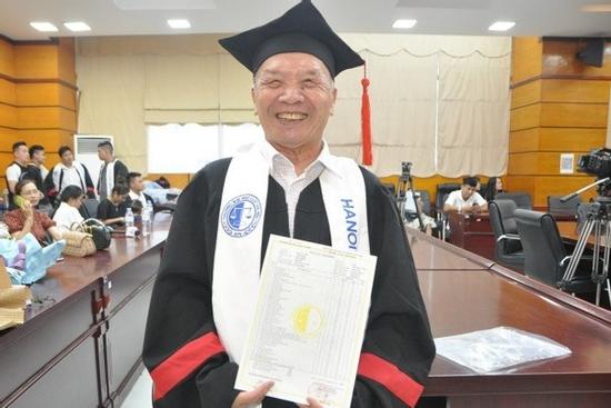 Cụ ông 78 tuổi tốt nghiệp cử nhân Luật: 'Tôi học thay cho 3 đứa con đã mất'