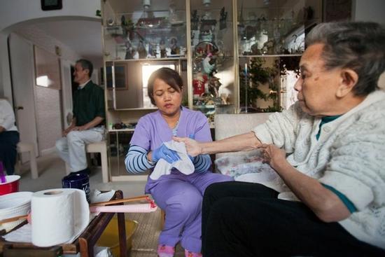 Độc lạ giới trẻ Trung Quốc: Bỏ việc, về quê trò chuyện với bố mẹ để có tiền