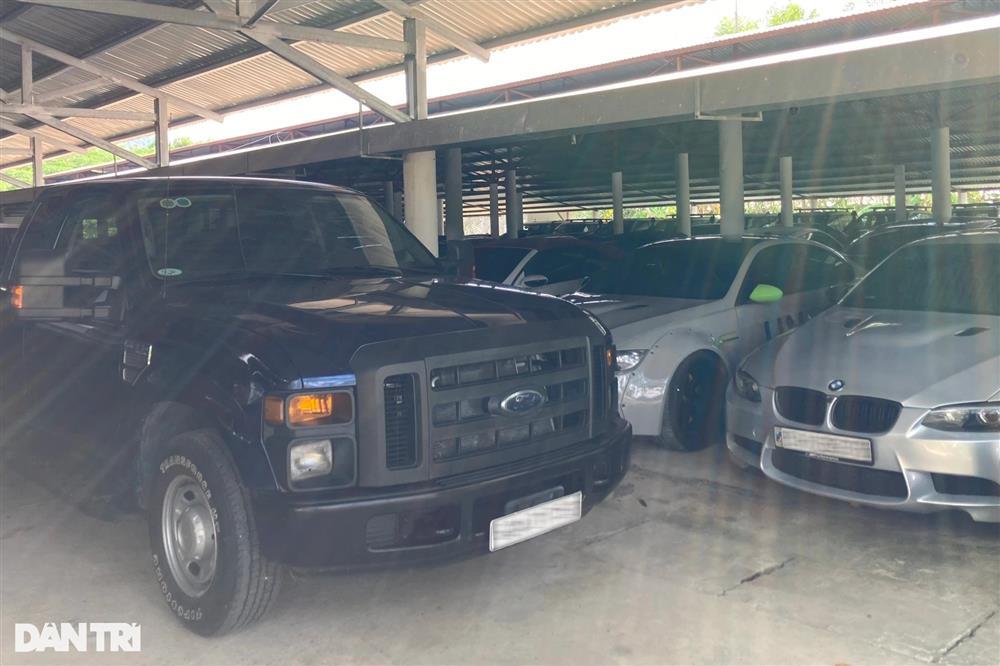 Ngắm kho xe của Đặng Lê Nguyên Vũ: Trăm tỷ xếp lán, phải thuê người chăm-11