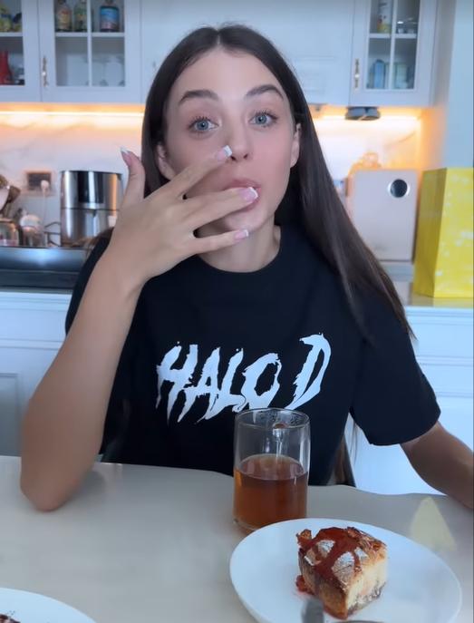 Được Dianka làm bánh ngọt cho ăn, Bùi Tiến Dũng khen vợ bằng cách đặc biệt-1