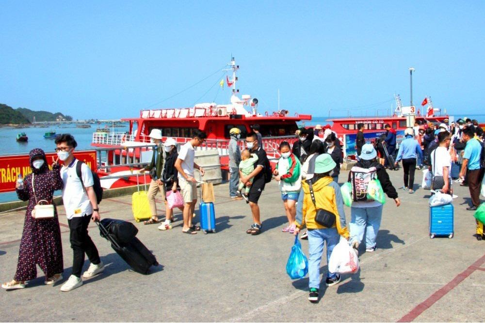 8.000 khách du lịch ở Cô Tô lên tàu về đất liền tránh bão số 1-1