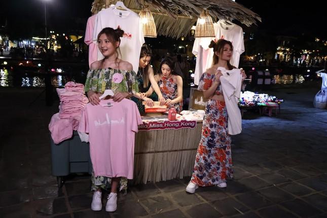 16 thí sinh Hoa hậu Hong Kong bán quần áo trên phố Hội An-1