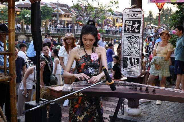 16 thí sinh Hoa hậu Hong Kong bán quần áo trên phố Hội An-3