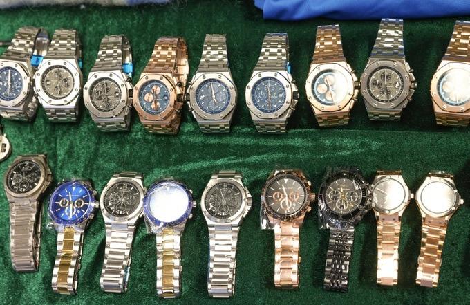 Thật giả lẫn lộn: Đồng hồ Rolex nhái dùng tiểu xảo này để lừa người mua-1