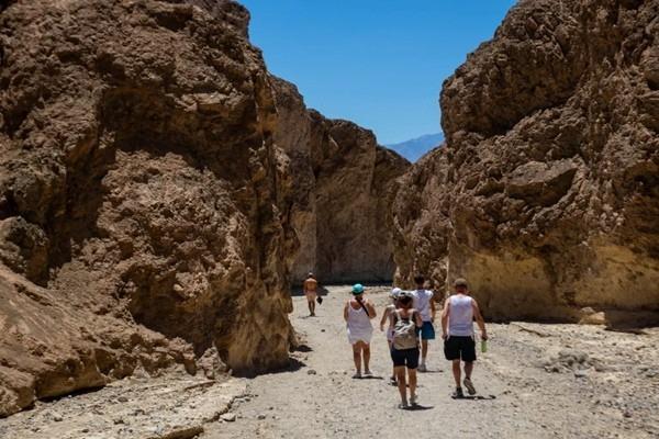 Du khách ùa đến Thung Lũng Chết để được chịu cái nóng chưa từng có trong lịch sử-1
