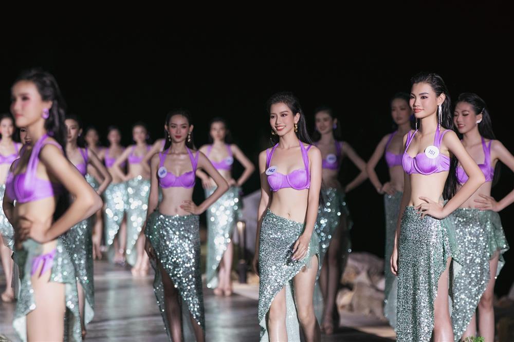 Bảo Ngọc, Phương Nhi diễn áo tắm cùng top 40 Hoa hậu Thế giới Việt Nam-8