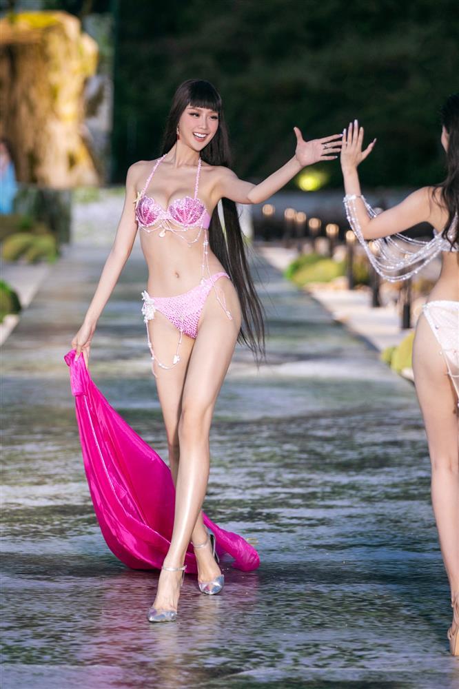 Bảo Ngọc, Phương Nhi diễn áo tắm cùng top 40 Hoa hậu Thế giới Việt Nam-4