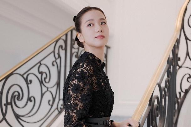 Fan cuồng đột nhập, ngang nhiên quay phòng khách sạn của sao Hàn-4