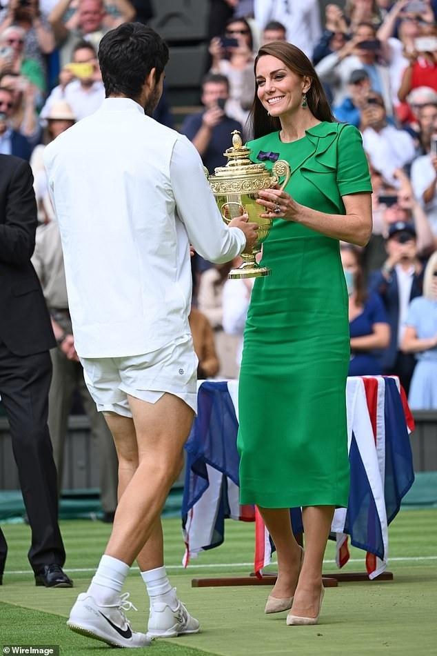 Hoàng gia Anh và dàn sao hạng A ngồi chật kín khán đài chung kết Wimbledon-13