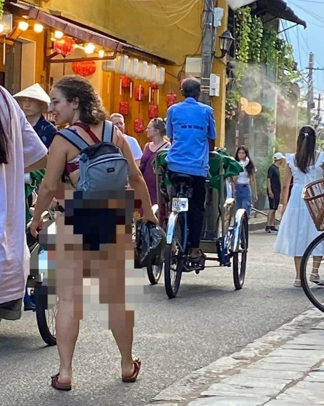 Vụ du khách ăn mặc phản cảm ở Hội An: Không có quy định để xử lý-1