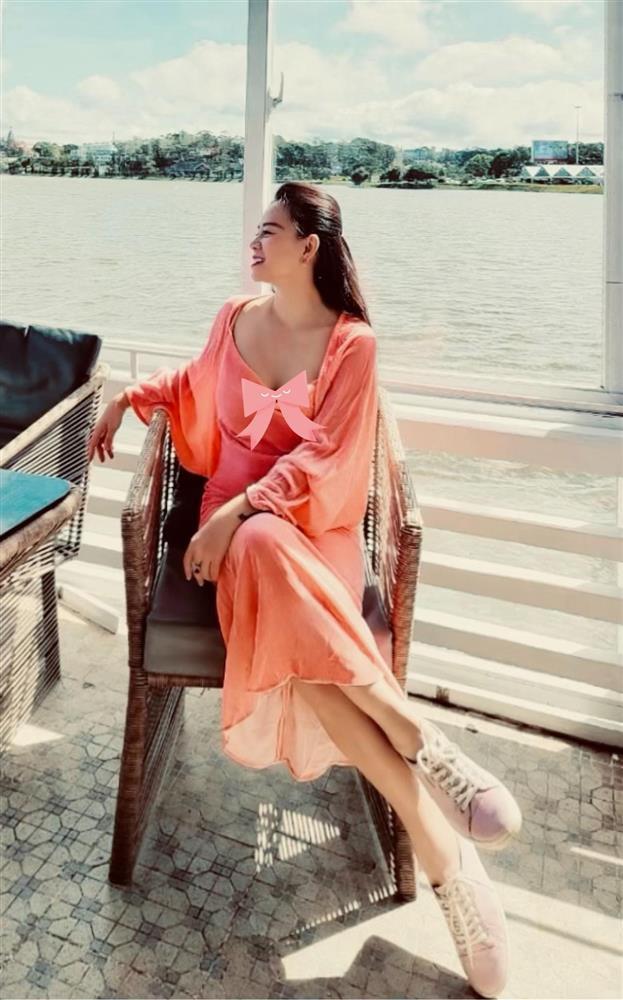 Thời trang đi biển của vợ cũ Shark Bình khác hoàn toàn với Phương Oanh-2