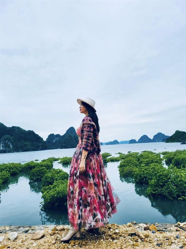 Thời trang đi biển của vợ cũ Shark Bình khác hoàn toàn với Phương Oanh-4