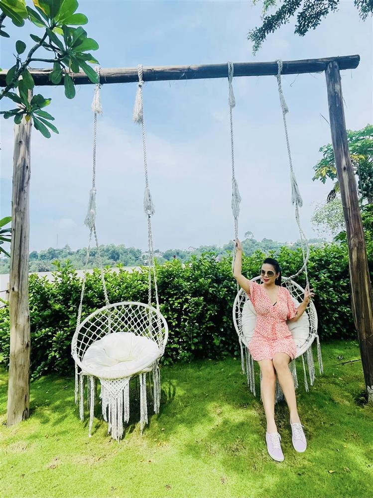 Thời trang đi biển của vợ cũ Shark Bình khác hoàn toàn với Phương Oanh-5