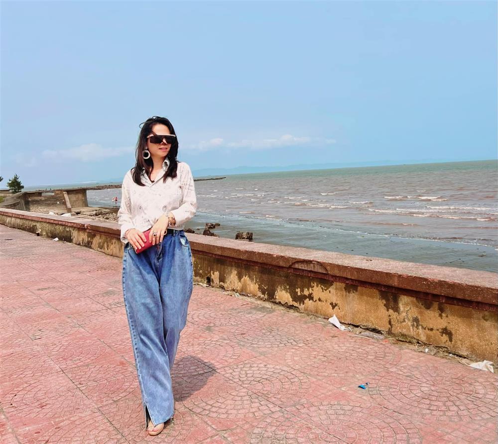 Thời trang đi biển của vợ cũ Shark Bình khác hoàn toàn với Phương Oanh-6