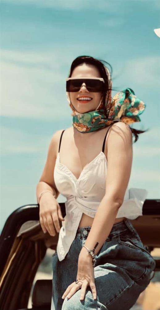 Thời trang đi biển của vợ cũ Shark Bình khác hoàn toàn với Phương Oanh-7