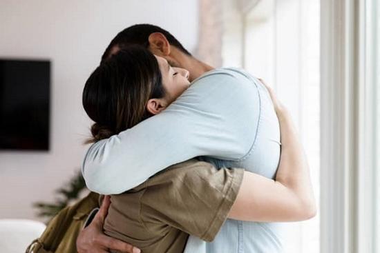 Nhờ chồng trông con để đi khám sức khỏe nhưng định vị điện thoại lại ở nhà nghỉ