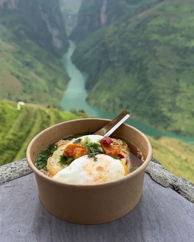 Chùm ảnh: Những bát mì view triệu đô chất như nước cất ở Việt Nam-14