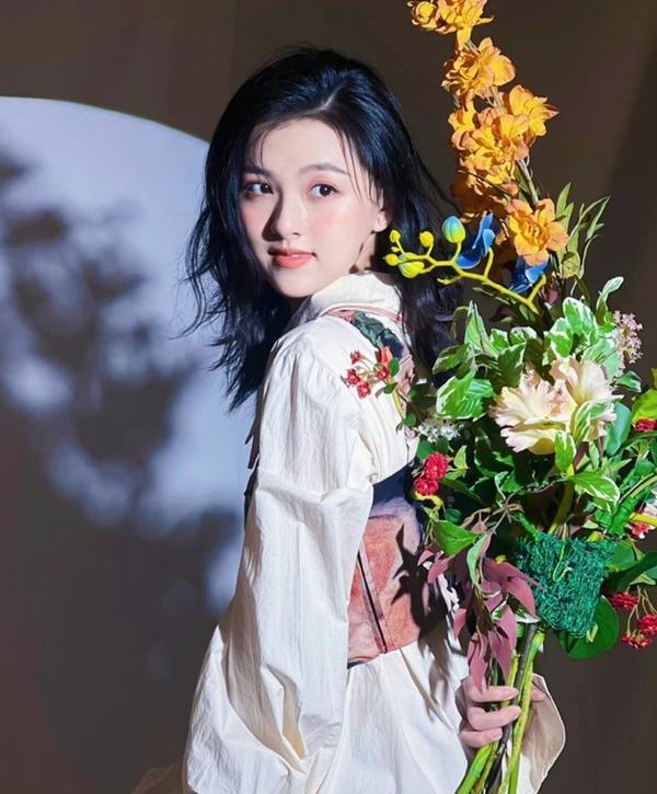 Nữ diễn viên sinh năm 2001 nổi tiếng sau một đêm, lấn át Địch Lệ Nhiệt Ba-3