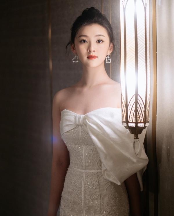 Nữ diễn viên sinh năm 2001 nổi tiếng sau một đêm, lấn át Địch Lệ Nhiệt Ba-4