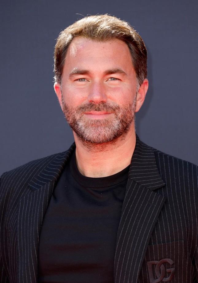 Nữ người mẫu bị chỉ trích vì vén áo ăn mừng trên sàn đấu quyền Anh-2