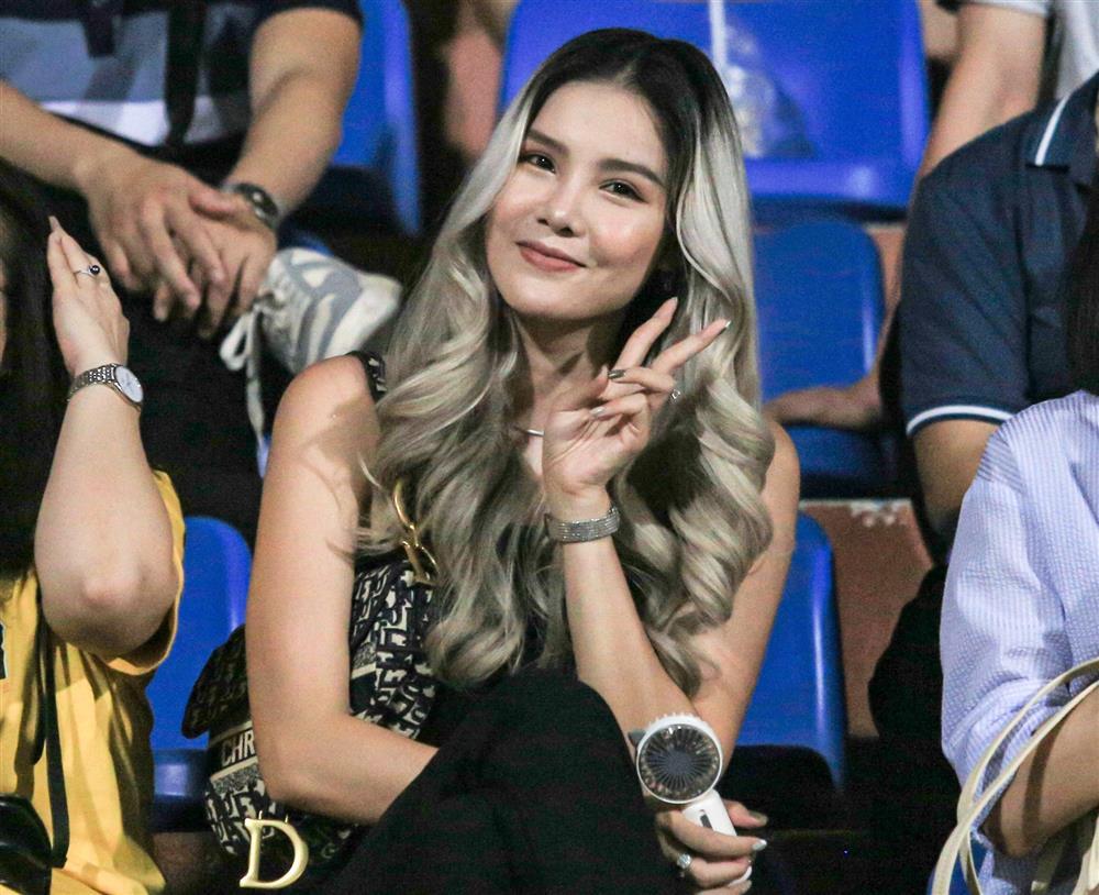 Kỳ Hân nổi bật trên khán đài khi đến cổ vũ Mạc Hồng Quân-1