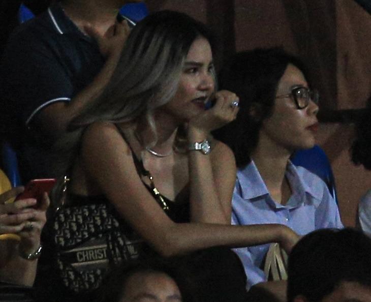 Kỳ Hân nổi bật trên khán đài khi đến cổ vũ Mạc Hồng Quân-2