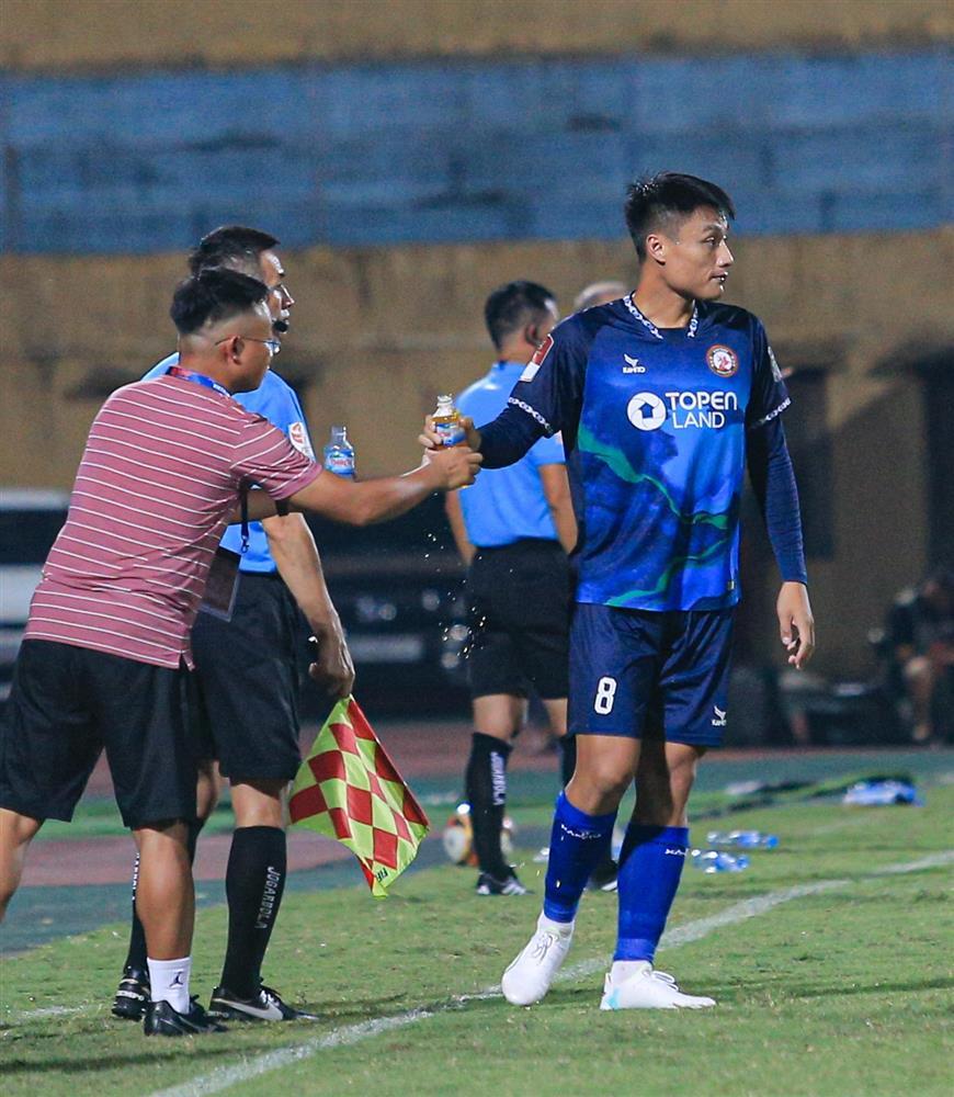 Kỳ Hân nổi bật trên khán đài khi đến cổ vũ Mạc Hồng Quân-3