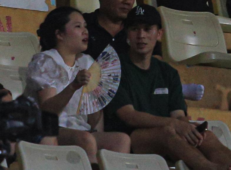 Kỳ Hân nổi bật trên khán đài khi đến cổ vũ Mạc Hồng Quân-5