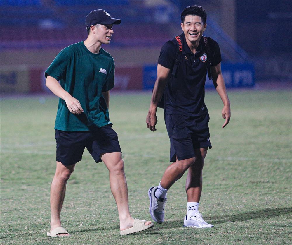 Kỳ Hân nổi bật trên khán đài khi đến cổ vũ Mạc Hồng Quân-6