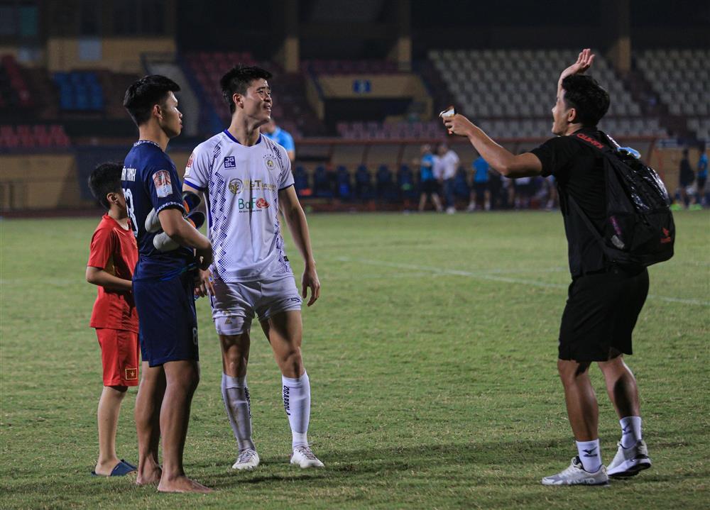 Kỳ Hân nổi bật trên khán đài khi đến cổ vũ Mạc Hồng Quân-7