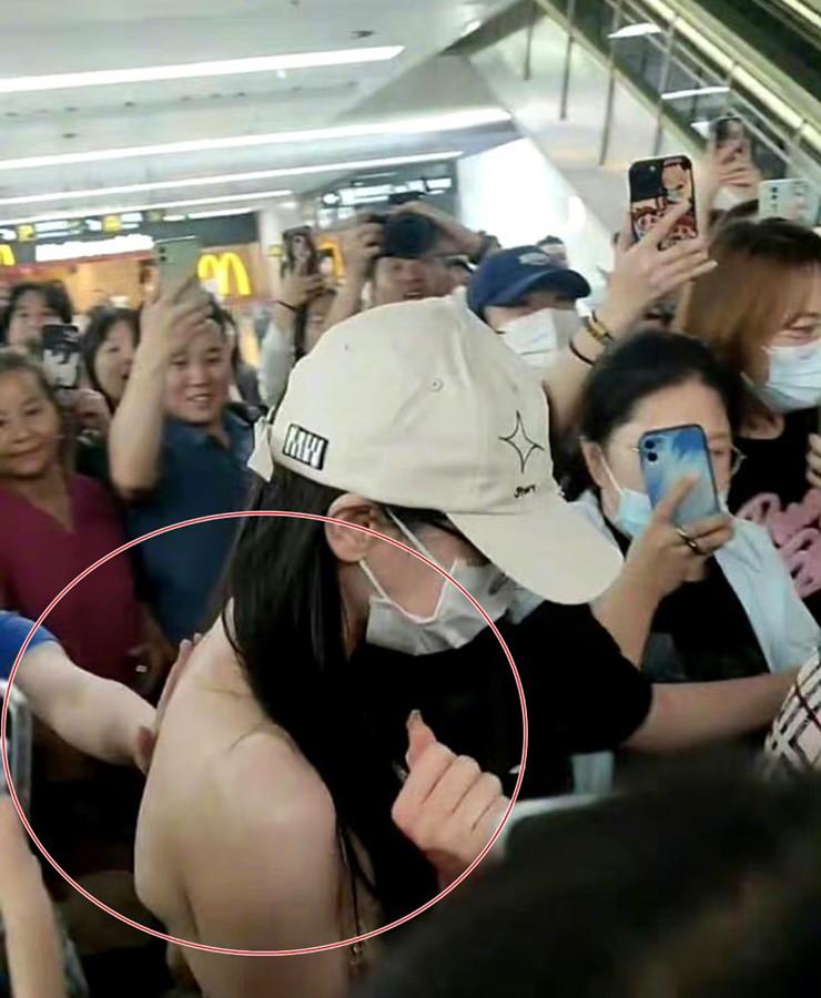 Tranh cãi chuyện Địch Lệ Nhiệt Ba mặc gợi cảm bị sàm sỡ ở sân bay-1