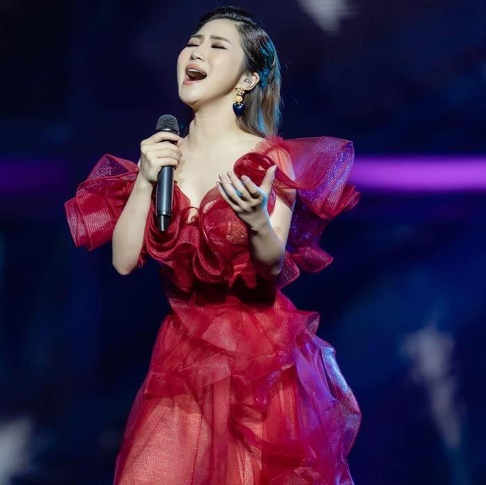 Diện mạo khác lạ của ca sĩ Hương Tràm hiện tại-3