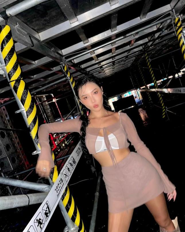 Nữ ca sĩ thách thức khán giả khi bị điều tra diễn gợi dục-1