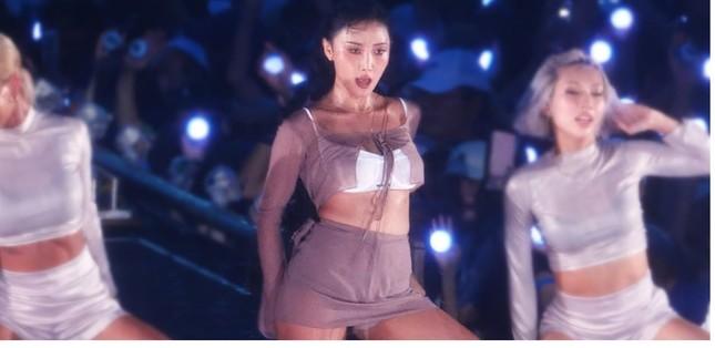 Nữ ca sĩ thách thức khán giả khi bị điều tra diễn gợi dục-2