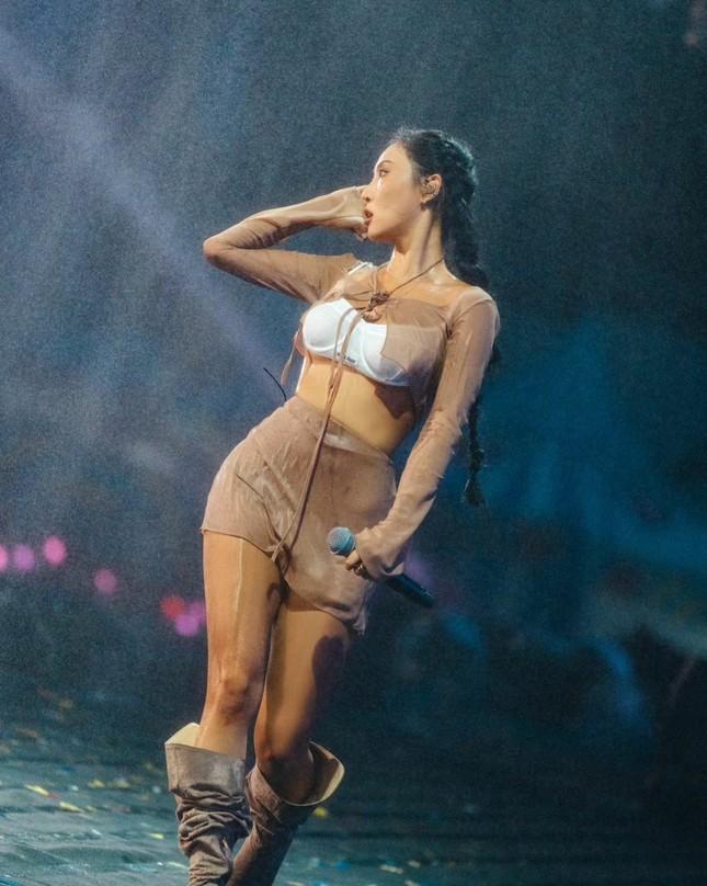 Nữ ca sĩ thách thức khán giả khi bị điều tra diễn gợi dục-3