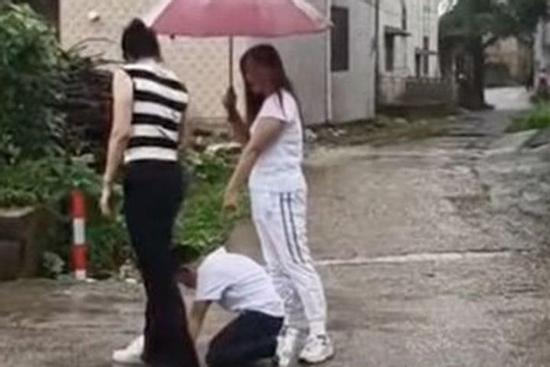 Đau lòng cảnh bố đi lấy vợ, con quỳ xin làm giấy khai sinh để đi học vẫn bị làm ngơ