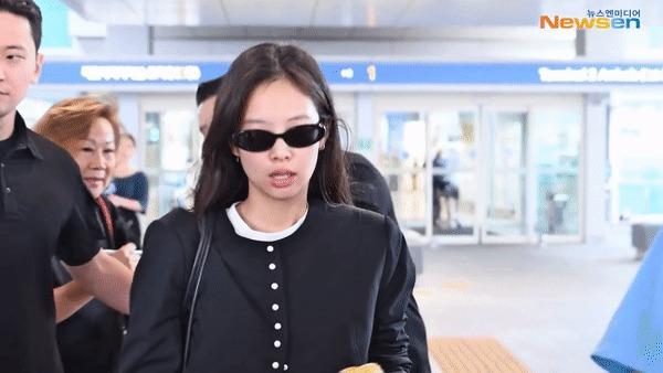 Thái độ của Jennie khi chứng kiến vệ sĩ ra sức cản trở fan lớn tuổi tại sân bay-2