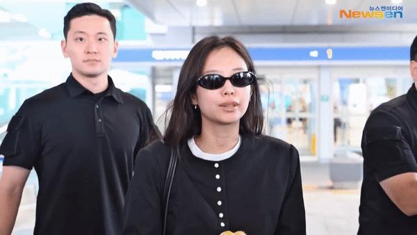 Thái độ của Jennie khi chứng kiến vệ sĩ ra sức cản trở fan lớn tuổi tại sân bay-3