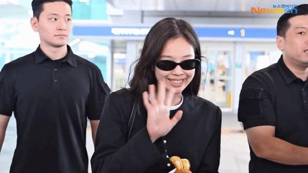 Thái độ của Jennie khi chứng kiến vệ sĩ ra sức cản trở fan lớn tuổi tại sân bay-4