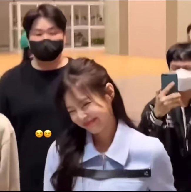 Thái độ của Jennie khi chứng kiến vệ sĩ ra sức cản trở fan lớn tuổi tại sân bay-6