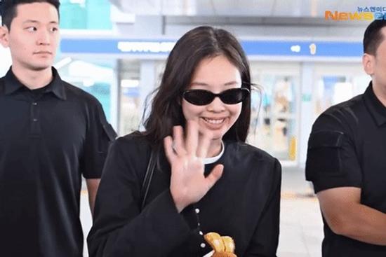 Thái độ của Jennie khi chứng kiến vệ sĩ ra sức cản trở fan lớn tuổi tại sân bay