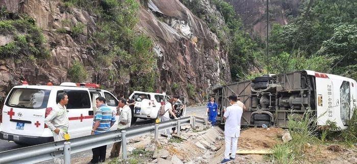 Khánh Hòa chỉ đạo khẩn vụ lật xe chở đoàn khách Trung Quốc làm 4 người chết-1