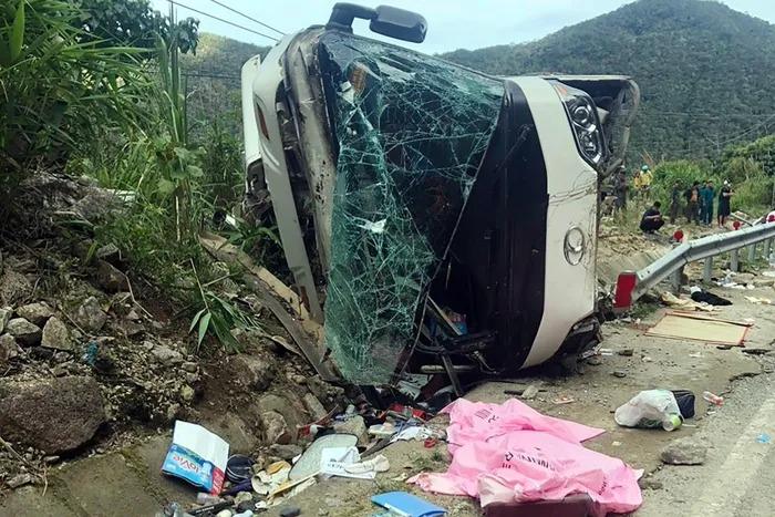 Khánh Hòa chỉ đạo khẩn vụ lật xe chở đoàn khách Trung Quốc làm 4 người chết-4